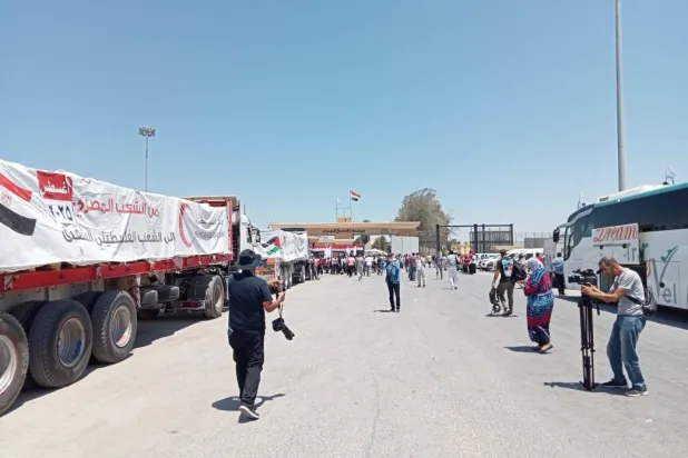 شاحنات المساعدات تصطف أمام معبر رفح استعداد لدخول قطاع غزة (تصوير محمد عبده حسنين)
