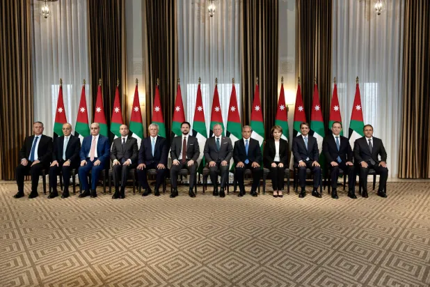 صورة للوزراء الجدد في حكومة جعفر حسان يتوسطهم العاهل الأردني وولي العهد (بترا)
