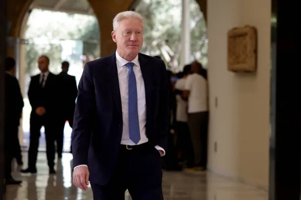 وزير الخارجية اللبناني يوسف رجي يتوجه لحضور اجتماع مجلس الوزراء في القصر الرئاسي في بعبدا لمناقشة الجهود الرامية إلى وضع جميع الأسلحة في البلاد تحت سيطرة الدولة... لبنان 5 أغسطس 2025 (رويترز)