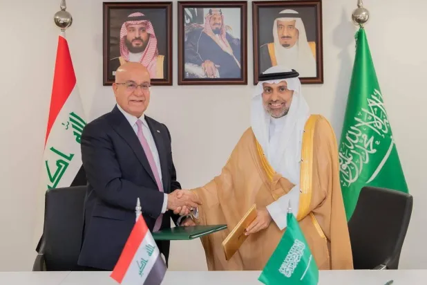 وزير الصحة السعودي مع نظيره العراقي عقب التوقيع على مذكرة التفاهم الهادفة إلى تطوير الشراكة الصحية بين البلدين (واس)