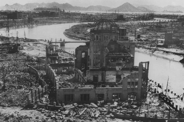لقطة تعود لعام 1945 تُظهر بقايا مبنى بعد القصف على هيروشيما والذي تم الحفاظ عليه ليكون بمثابة نصب تذكاري (أ.ف.ب)