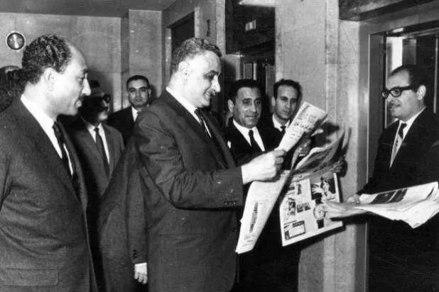 الرئيس المصري جمال عبد الناصر في أثناء زيارته للجريدة (الشرق الأوسط)