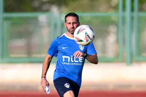 فيريرا يداعب الكرة خلال تدريبات الزمالك (نادي الزمالك) 