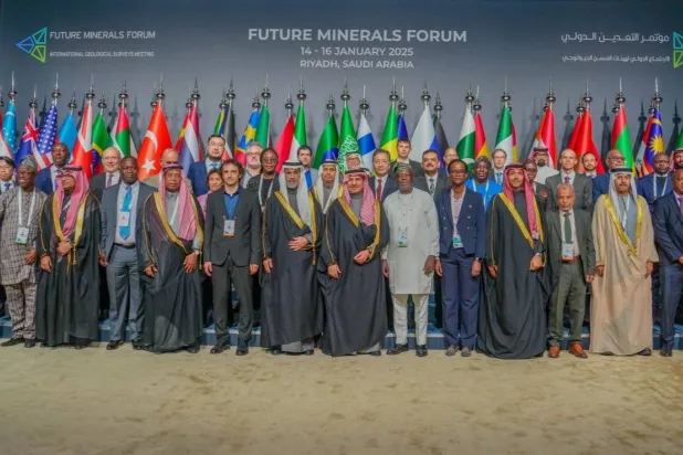 صورة جماعية للوزراء وممثلي الدول من أنحاء العالم خلال مشاركتهم في الاجتماع الدولي لهيئات المسح الجيولوجي في يناير الماضي (الشرق الأوسط)