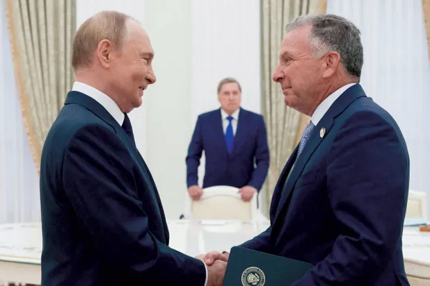  الرئيس الروسي لدى استقباله للمبعوث الأميركي الذي يزور روسيا للمرة الخامسة منذ مطلع العام (إ.ب.أ)