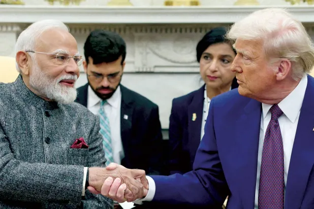  ترمب ورئيس الوزراء الهندي ناريندرا مودي يتصافحان في البيت الأبيض 13 فبراير 2025 (رويترز)