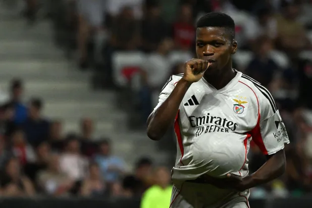 فلورنتينو لاعب بنفيكا محتفلا بهدفه في نيس (أ.ف.ب)