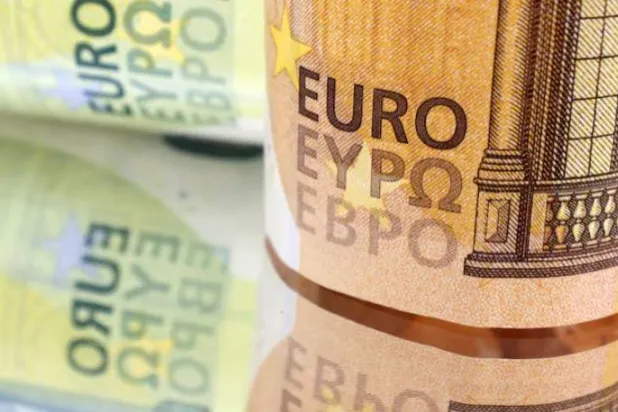 أوراق نقدية من اليورو (رويترز)
