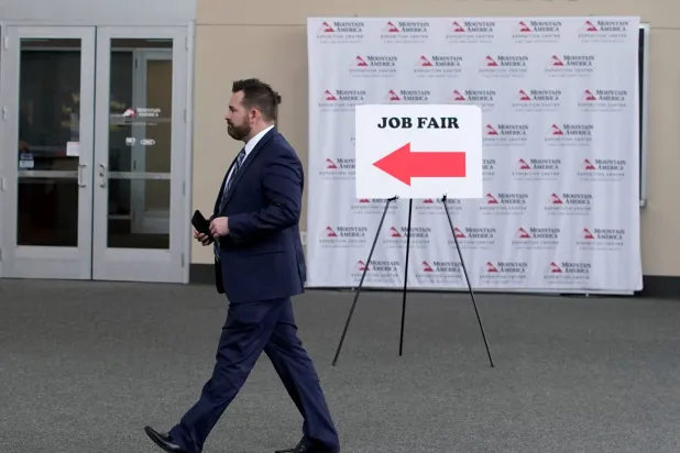 رجل يتقدّم للتسجيل في معرض وظائف عسكرية في ساندي ولاية يوتا (أرشيفية - رويترز)