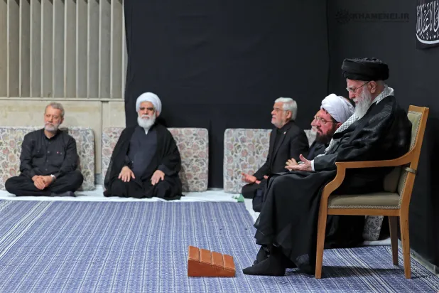 لاريجاني يشارك في مراسم حضرها خامنئي في أول ظهور علني له بعد حرب الـ12 يوماً مع إسرائيل الشهر الماضي (موقع المرشد)