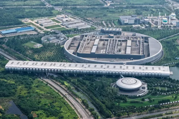 مصنع شركة «تي إس إم سي» التايواني للرقائق في مقاطعة جيناغسو شرق الصين (أ.ف.ب)