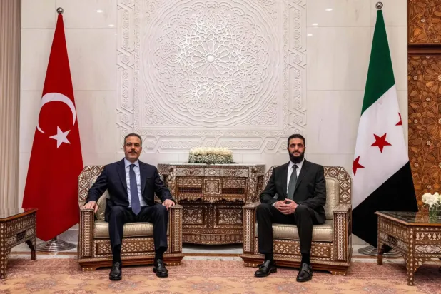 Suriye Cumhurbaşkanı Ahmed eş-Şera, 13 Mart'ta Şam'da Dışişleri Bakanı Hakan Fidan'ı kabul etti. (AFP)