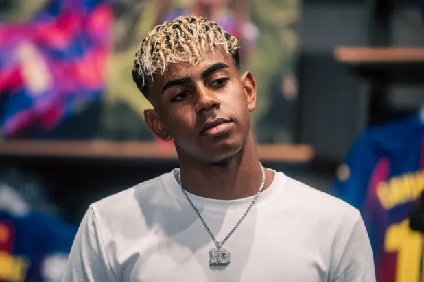 يامال يستمع لأسئلة الإعلاميين بعد توقيع العقد (د.ب.أ)
