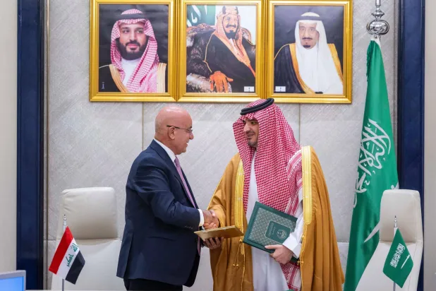 وزير الداخلية السعودي الأمير عبد العزيز بن سعود ووزير الصحة العراقي د. صالح الحسناوي يوقّعان مذكرة تفاهم في مكافحة المخدرات (واس)