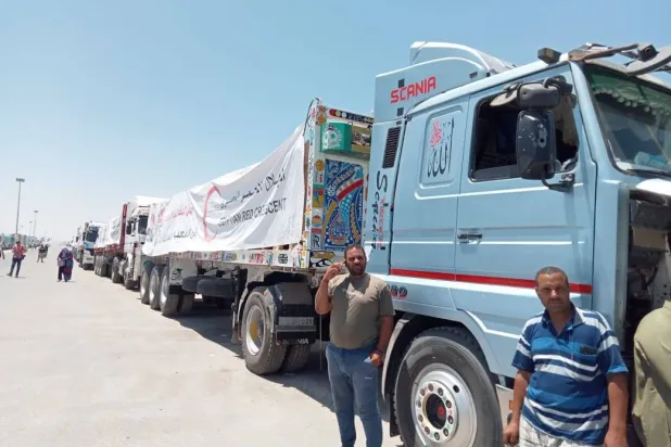 شاحنات المساعدات تصطف أمام معبر رفح استعداداً لدخول قطاع غزة (تصوير: محمد عبده حسنين)
