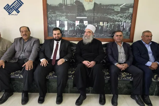 محافظ السويداء مصطفى البكور في دارة قنوات مقر الشيخ حكمت الهجري أبريل الماضي (مركز السويداء الإعلامي)