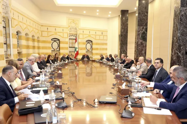 الرئيس اللبناني جوزيف عون (وسط الصورة) يترأس اجتماعاً لمجلس الوزراء في القصر الرئاسي في بعبدا شرق بيروت 7 أغسطس 2025 (أ.ب)
