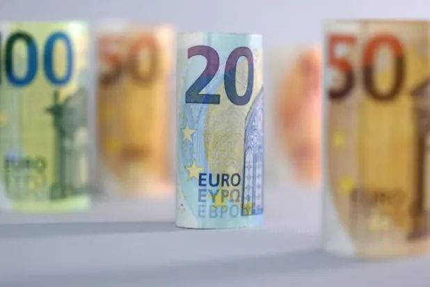 أوراق نقدية من اليورو (رويترز)