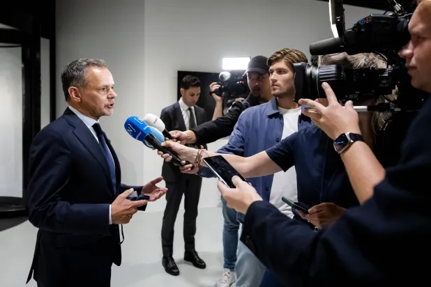 وزير الخارجية الهولندي كاسبار فيلدكامب (يسار) يتحدث إلى الصحافة بعد مناقشة اللجنة بشأن الوضع الإنساني داخل غزة في لاهاي بهولندا 7 أغسطس 2025 (إ.ب.أ)
