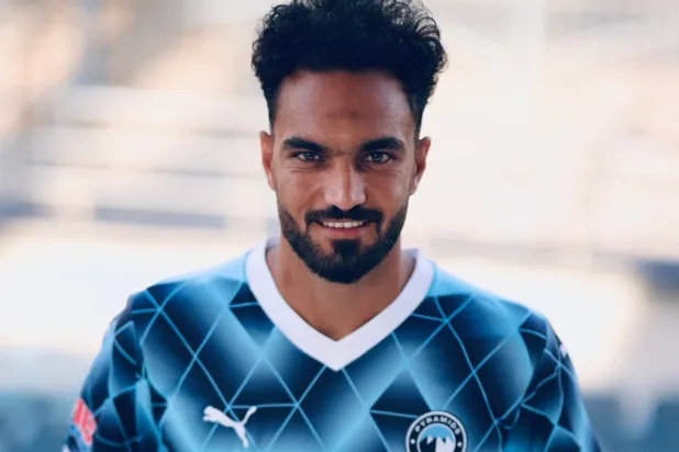 زيكو بقميص بيراميدز بعد توقيع العقد (موقع النادي)