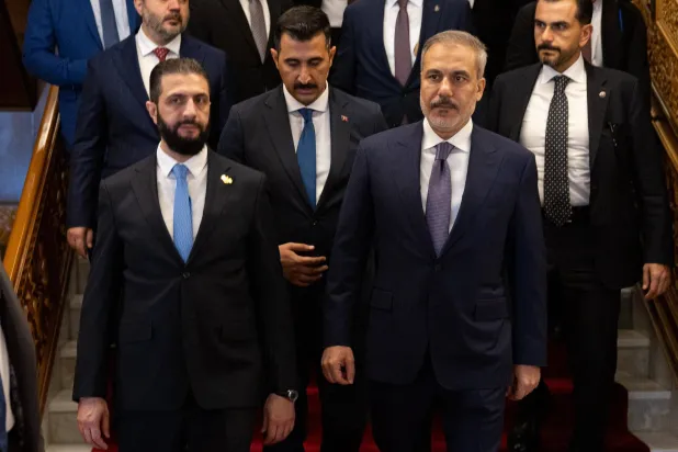 الرئيس السوري أحمد الشرع خلال استقبال وزير الخارجية التركي هاكان فيدان في دمشق - 7 أغسطس 2025 (فيدان عبر منصة إكس)