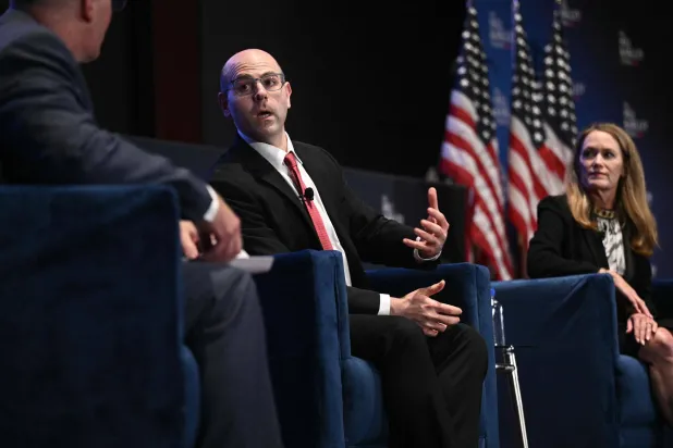 رئيس مجلس المستشارين الاقتصاديين ستيفن ميران تحدث خلال منتدى في قاعة مركز زوار مبنى الكابيتول (أ.ف.ب)