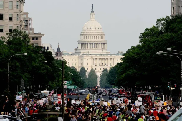 أميركيون يتجمعون يوم عيد العمال بالقرب من مبنى الكابيتول في العاصمة واشنطن (أرشيفية-أ.ف.ب)