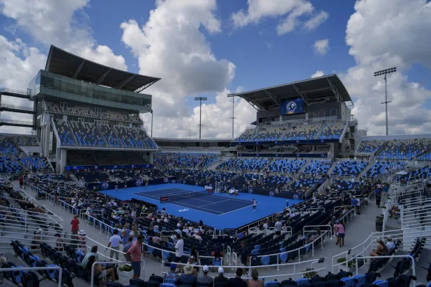 منافسات البطولة تتواصل على ملعب مدينة سينسيناتي (رويترز)