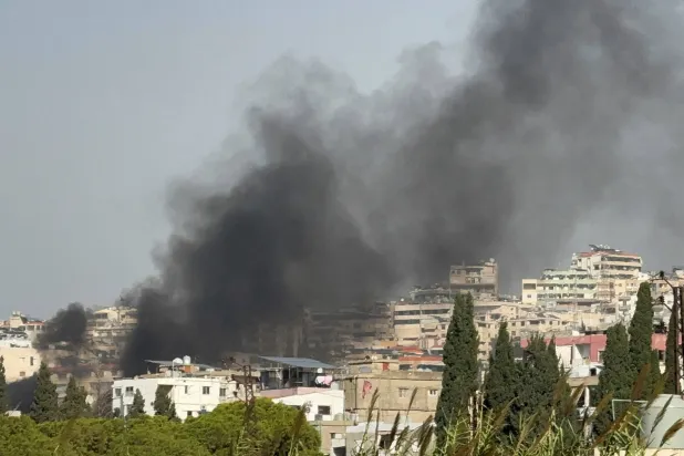 صورة أرشيفية تظهر تصاعد الدخان بعد غارة إسرائيلية على صيدا في جنوب لبنان (رويترز)