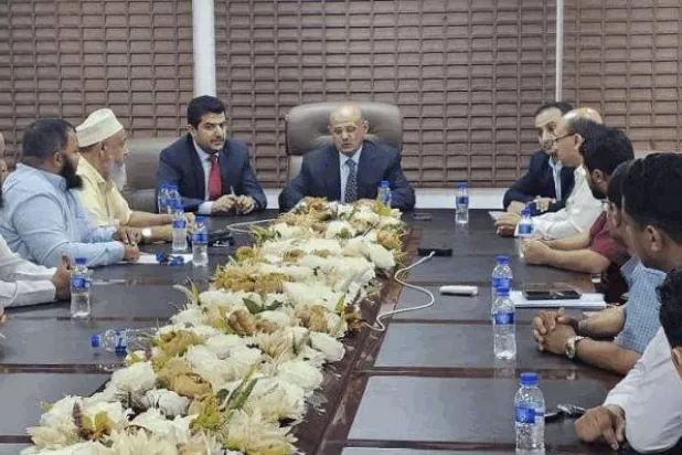 محافظ البنك المركزي اليمني مجتمعاً في عدن مع جمعية الصرافين (سبأ)