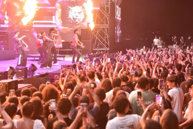 ديرولو غنَّى وسط الجموع واستعان على الحرّ بتخفيف ملابسه (الشرق الأوسط)