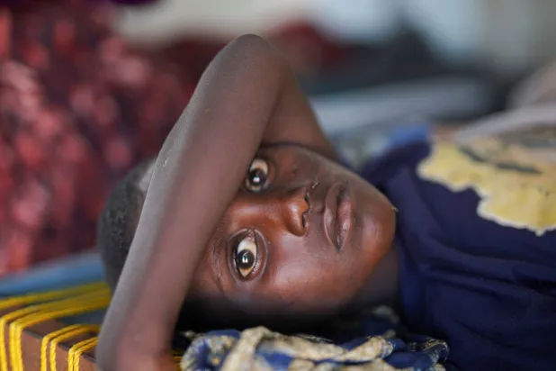 مريض سوداني بالكوليرا في عيادة مؤقتة تديرها الأمم المتحدة بشمال دارفور يوم 5 أغسطس 2025 (رويترز)