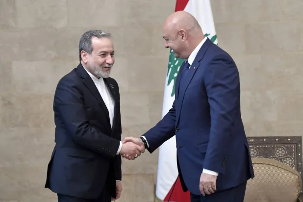 الرئيس اللبناني جوزيف عون يستقبل وزير الخارجية الإيراني عباس عراقجي (إ.ب.أ)