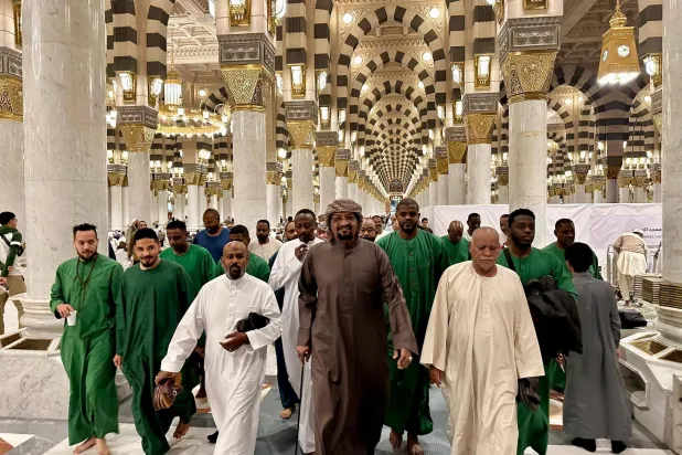 شيخ الأمين وسط مريديه (موقعه على «فيسبوك»)