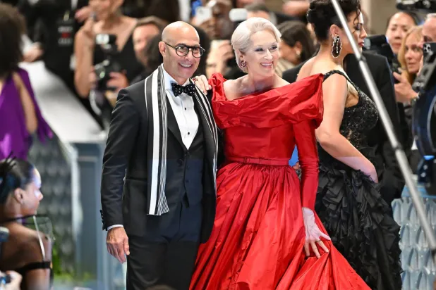 ميريل ستريب وستانلي توتشي يلتقيان مرة أخرى في «2 The Devil Wears Prada» (غيتي)