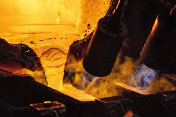 ذهب مذاب يصب في قالب بسبيكة في مصنع أرجور - هيرايوس بسويسرا (رويترز)