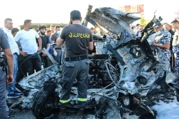 موقع استهداف سيارة بغارة إسرائيلية قرب معبر المصنع الحدودي بين لبنان وسوريا (أ.ف.ب)