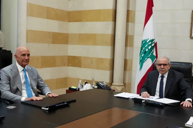 السفير الأميركي لدى تركيا المبعوث الخاص إلى سوريا توم برّاك يلتقي رئيس الوزراء اللبناني نواف سلام في بيروت (رويترز)