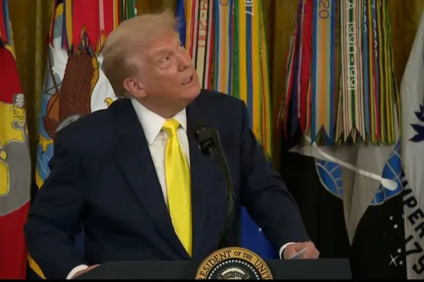 الرئيس الأميركي دونالد ترمب يعاين السماء خلال سؤاله ساخراً "أين سليماني الآن؟" (إكس)