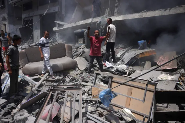 فلسطينيون يتفقدون الدمار الذي خلفته غارة إسرائيلية استهدفت حي الزيتون جنوب مدينة غزة في 8 أغسطس 2025 (أ.ف.ب)