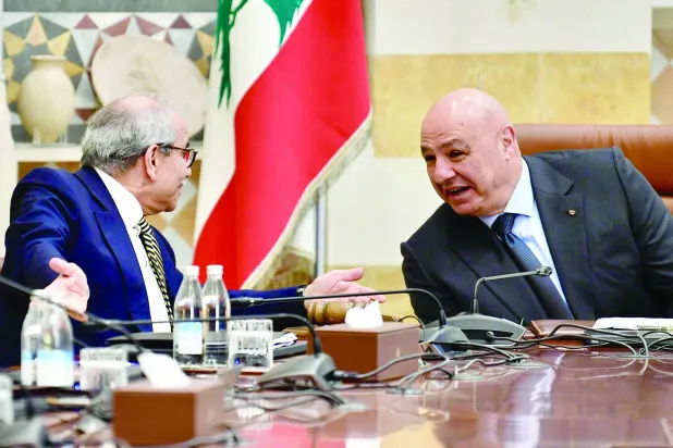 الرئيس اللبناني جوزيف عون يترأس جلسة مجلس الوزراء وإلى يمينه رئيس الحكومة نواف سلام (إ.ب.أ)