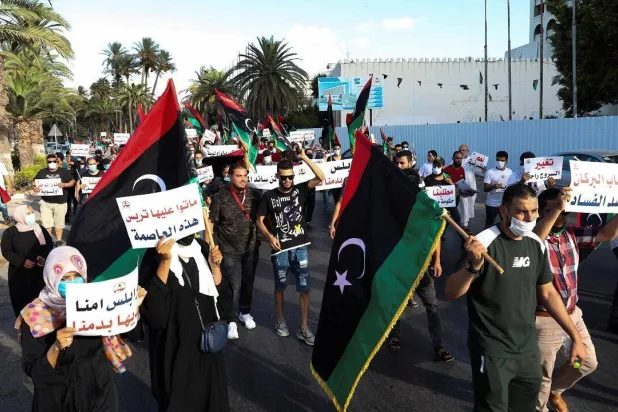 تظاهرة شعبية احتجاجية في ليبيا (رويترز)