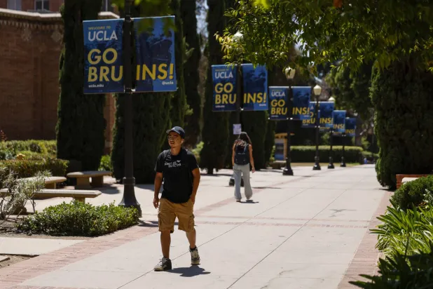 أشخاص يتجولون في حرم جامعة كاليفورنيا لوس أنجليس (إ.ب.أ)