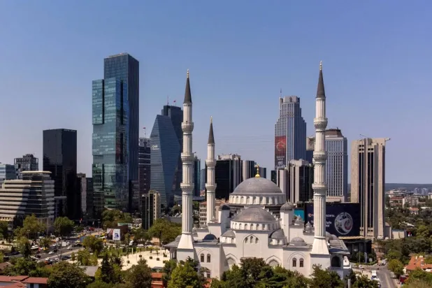 جانب من مدينة إسطنبول التركية يظهر الحي المالي (رويترز)