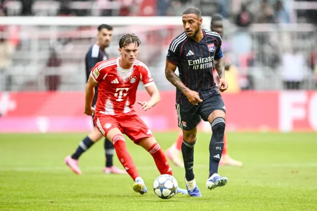 لاعب خط وسط بايرن باول فانر (يسار) في مواجهة ليون الودية (د.ب.أ)