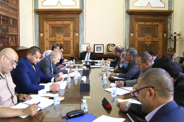 محافظ المصرف المركزي الليبي ناجي عيسى خلال اجتماع اللجنة الوطنية لمكافحة غسل الأموال الاثنين الماضي (المصرف المركزي)