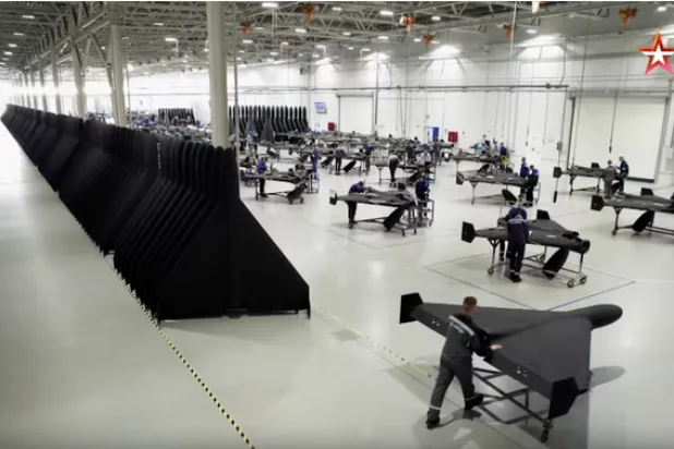 لقطة شاشة مأخوذة من فيلم وثائقي روسي من داخل مصنع الطائرات دون طيار في ألابوغا شرق موسكو (زفيزدا)