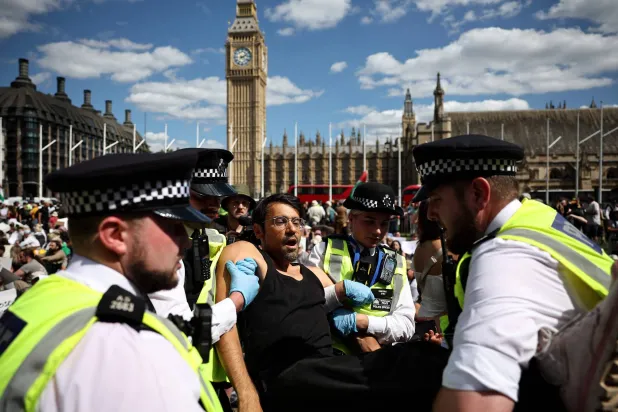 الشرطة البريطانية توقف متظاهراً يدعم منظمة «فلسطين أكشن» خلال احتجاج في وسط لندن (أ.ف.ب)