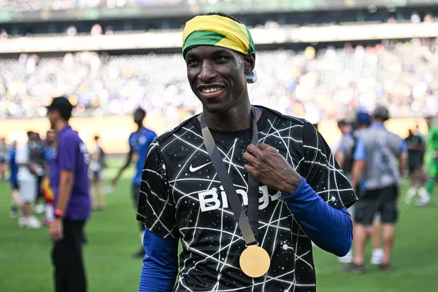 نيكولاس جاكسون متشحاً بعلم السنغال في الاحتفال بكأس العالم للأندية (وسائل إعلام عالمية)