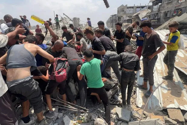 فلسطينيون يتزاحمون على حزمة مساعدات ألقتها طائرة عسكرية فوق جباليا في شمال قطاع غزة (أ.ف.ب)